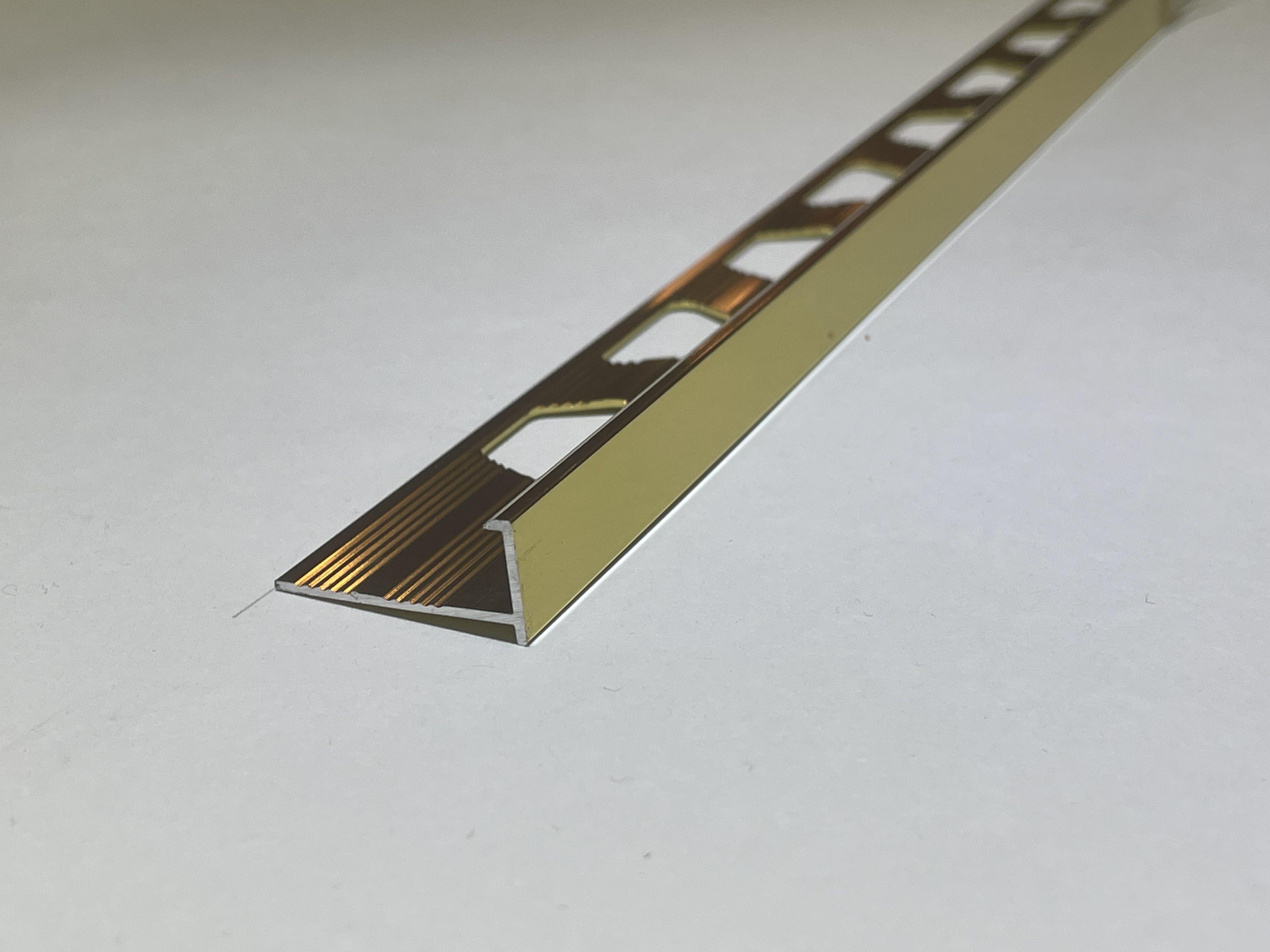 ПО-202 Г-профиль под плитку H= 8 мм, алюминий блестящий, цвет золото глянец, длина 2700 мм