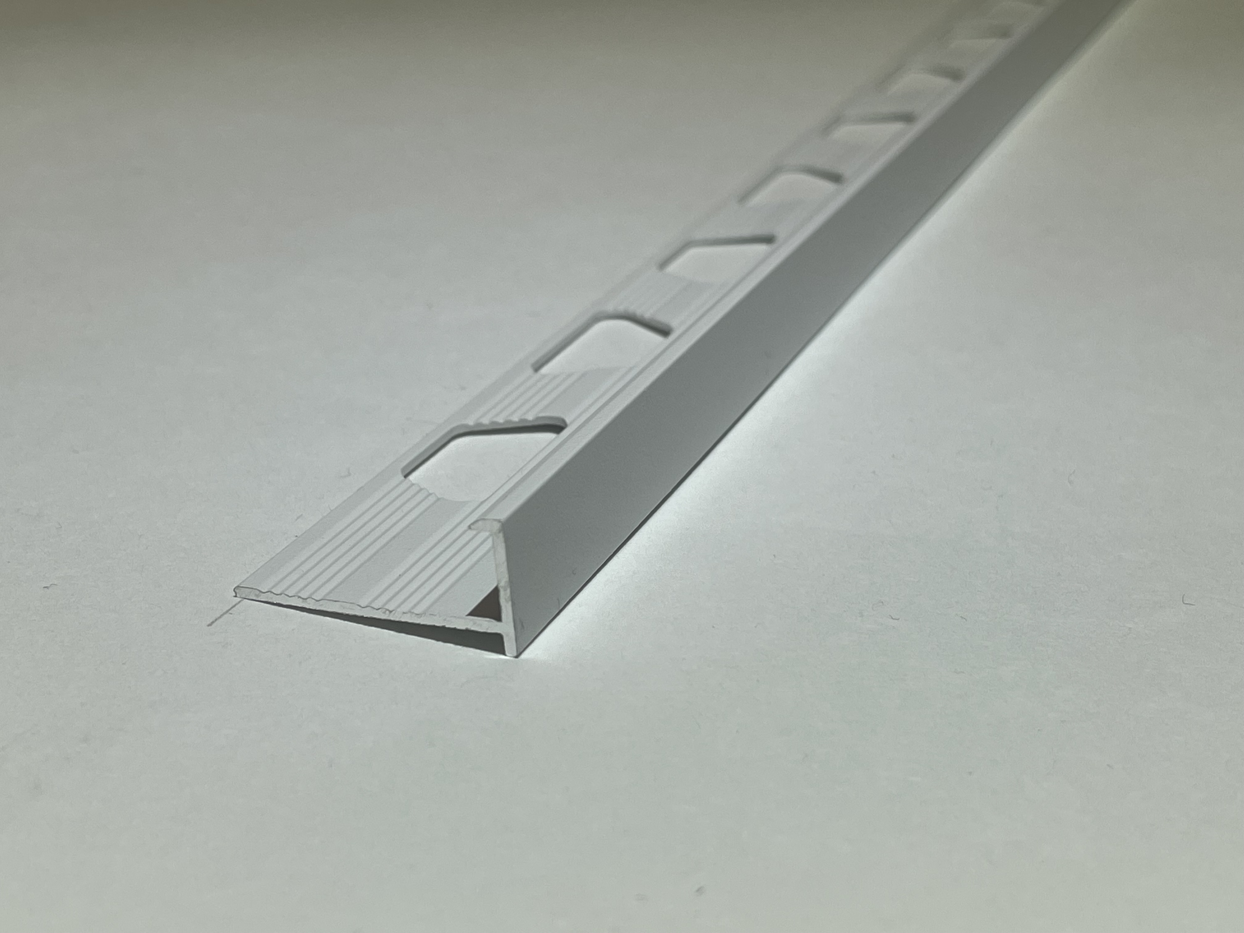 ПО-203 Г-профиль под плитку H= 12 мм, алюминий матовый, цвет белый муар, длина 2700 мм