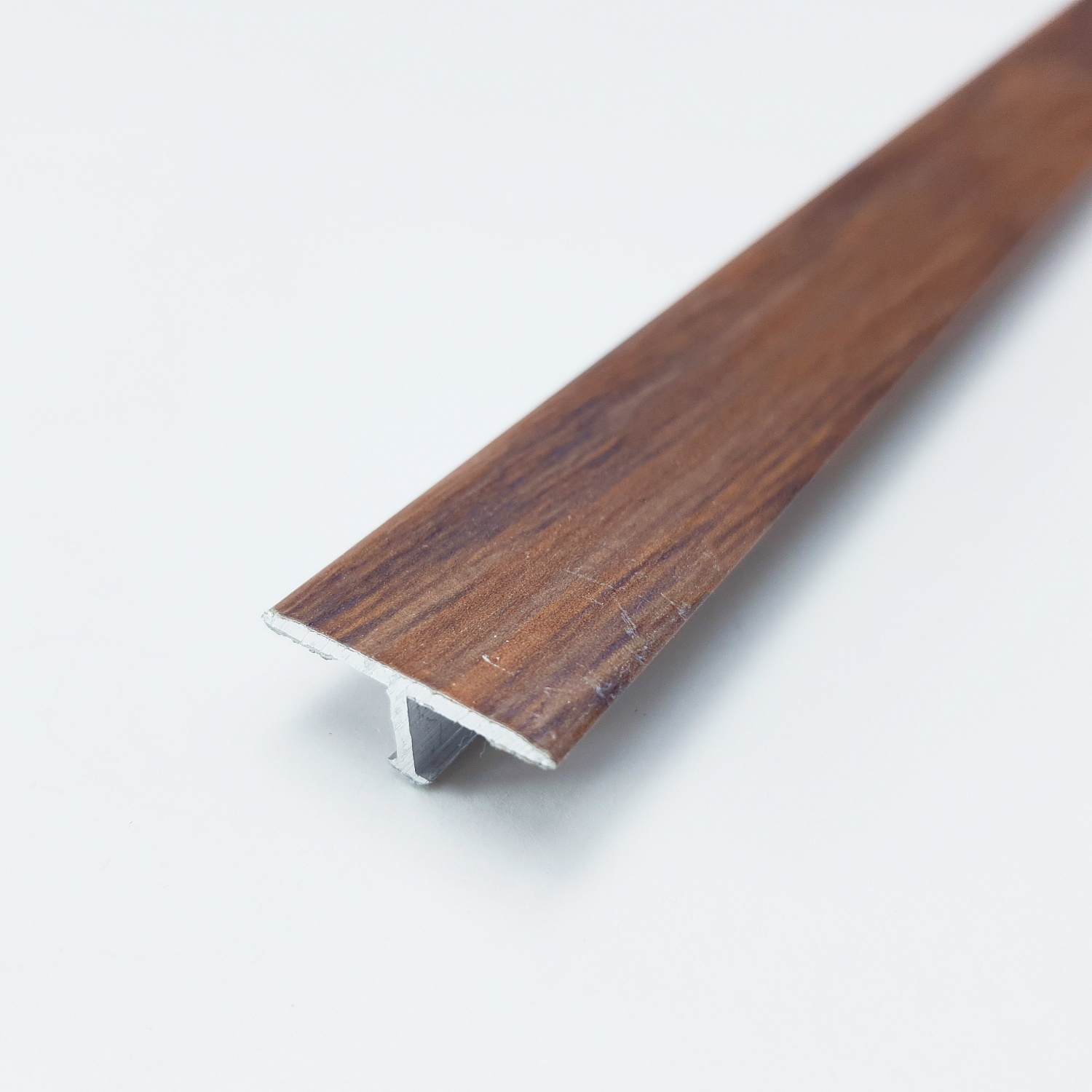 ЛС 10.2700.24816 Т-образный профиль 20х8,5 мм, алюм ламинир, цвет дуб ретушированный, длина 2700 мм