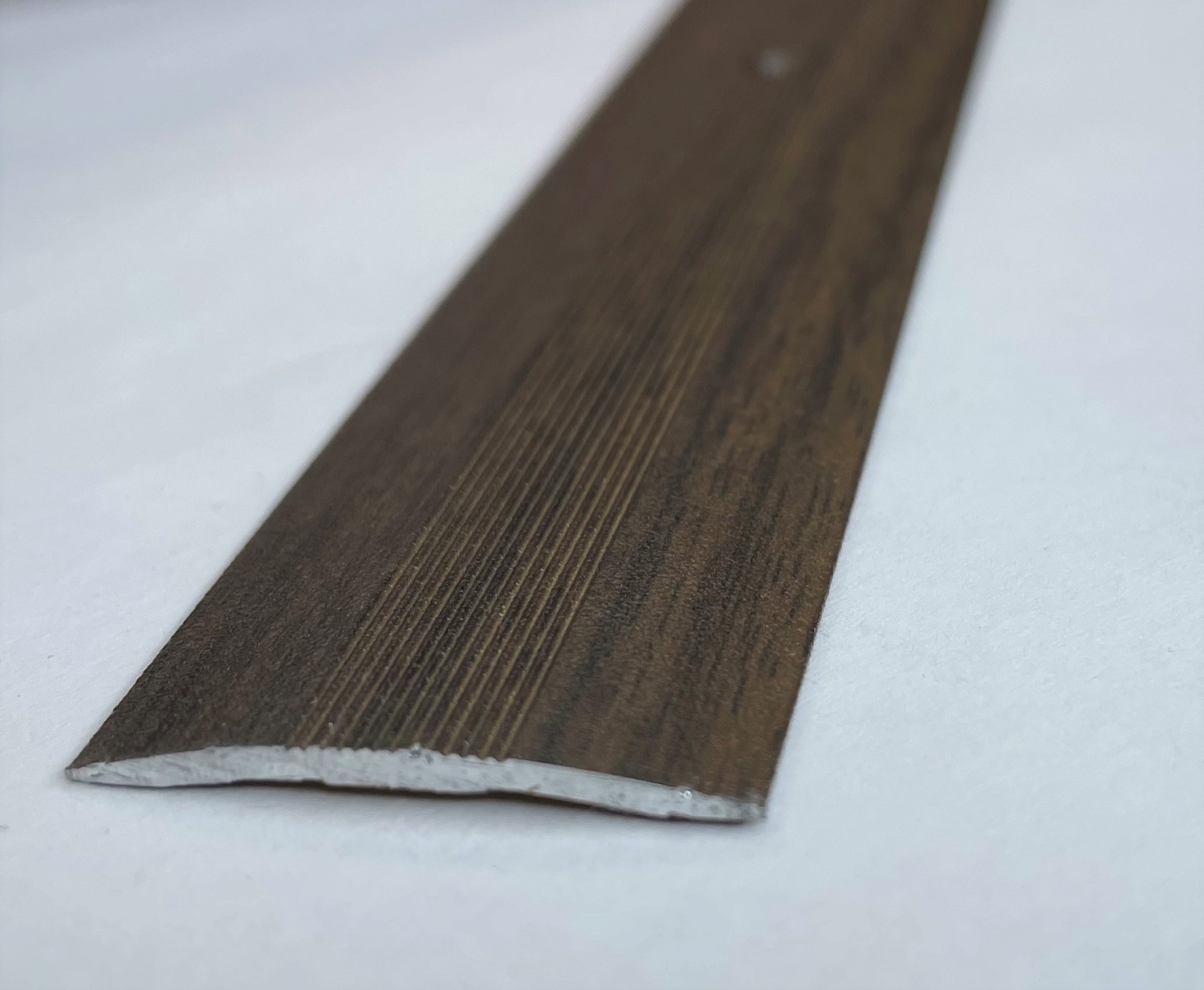 ПС 03-2.1800.061 Порог одноуровневый 2,6х28 мм, алюминий окрашенный, цвет дуб мокко, длина 1800 мм