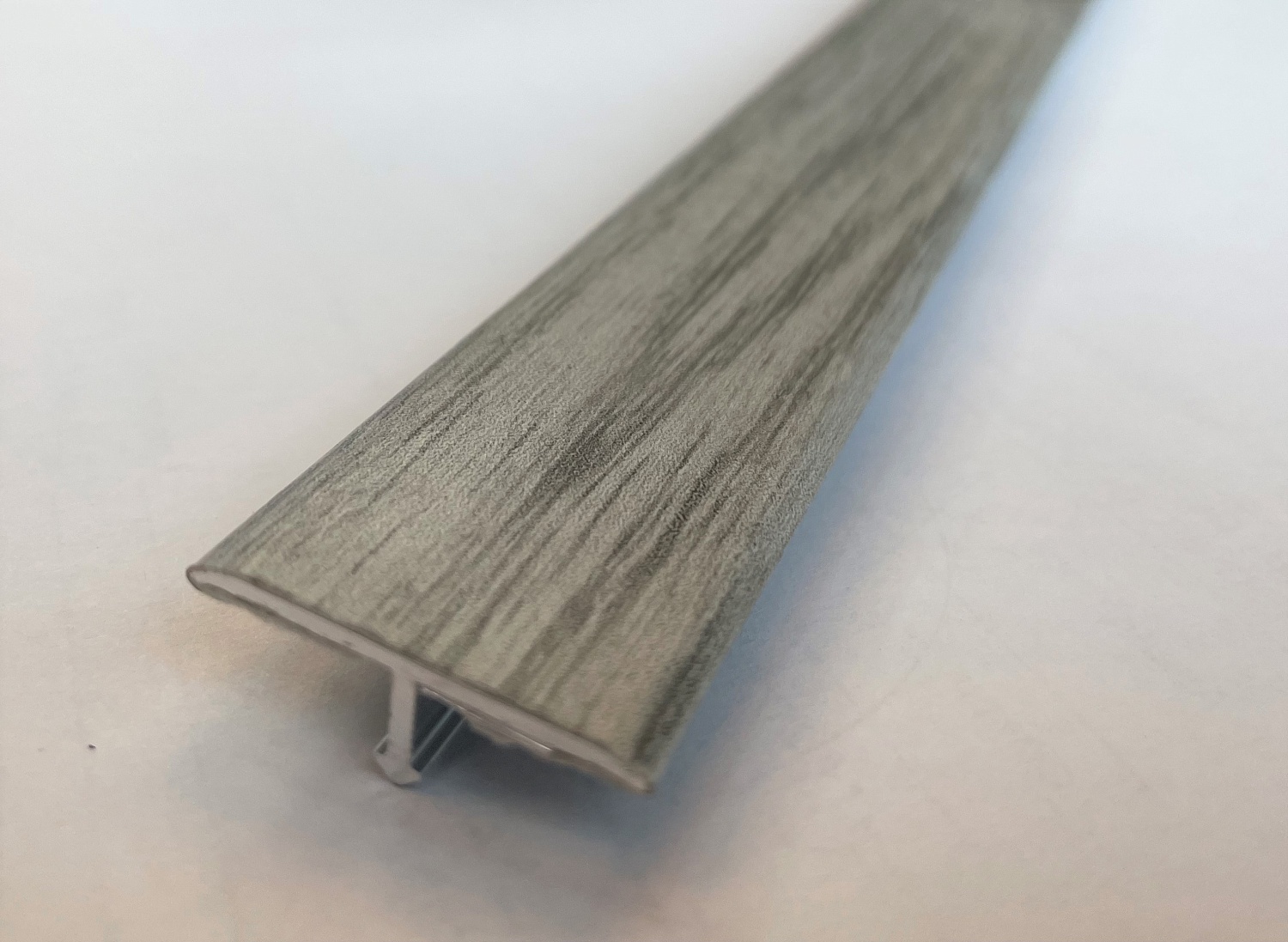 PCRA 30W 269 Т-образный профиль PROCOVER WOOD 26 мм, алюминий ламинир, цвет серый дуб, длина 2700 мм