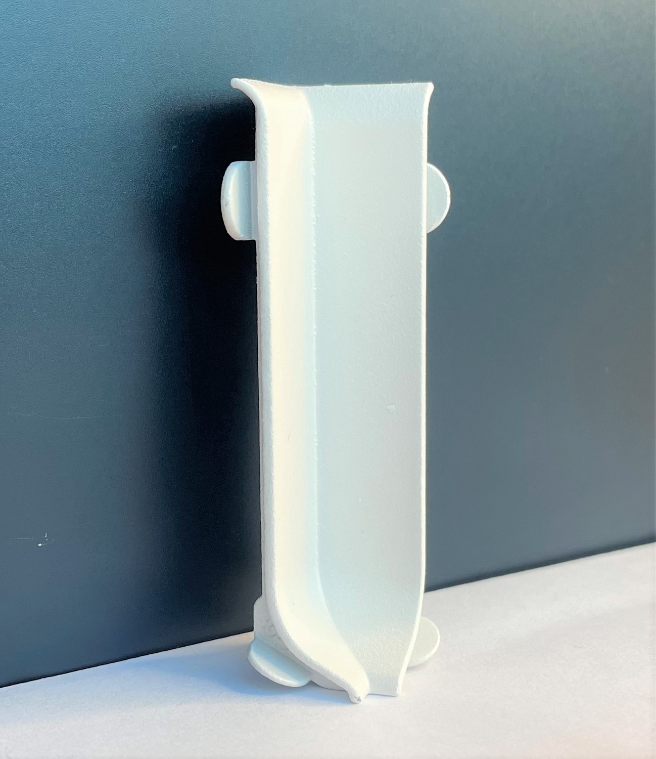 Внутренний угол для плинтуса PL 60.3000.010, H=60 мм, алюминий окрашенный, цвет белый муар