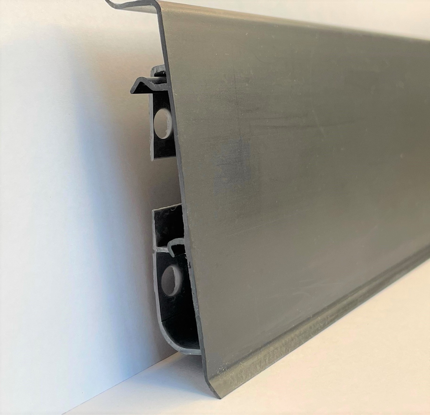 Плинтус HI-LINE PRESTIGE Cezar, ПВХ, цвет матовый 090, длина 2500 мм